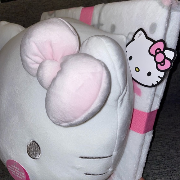 24HR DROP ⬇️ Hello Kitty Throw & Pillow Set (w/ storage) - Picture 6 of 7